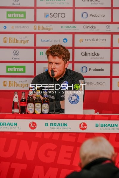Trainer bei Pressekonferenz