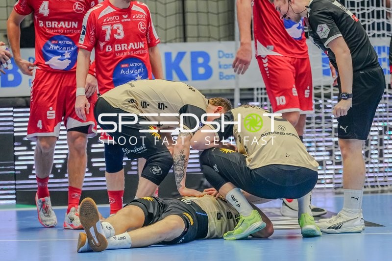 Handball-Szene mit Verletzungsbehandlung