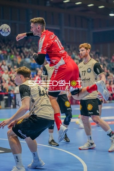 Florian Drosten (18; MT Melsungen) und Johannes Wasielewski (77; Bergischer HC) in Aktion