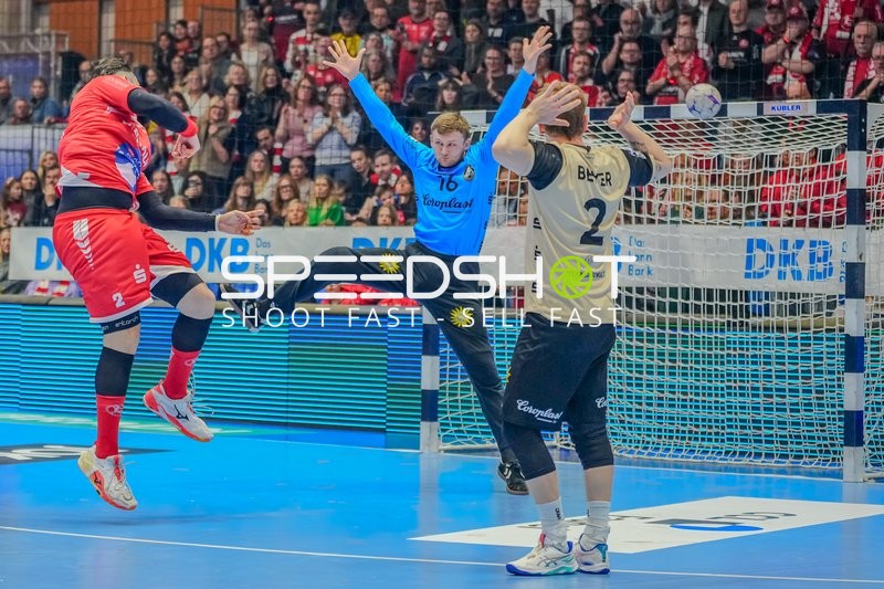 Nebojša Simić (16; MT Melsungen) pariert Wurf