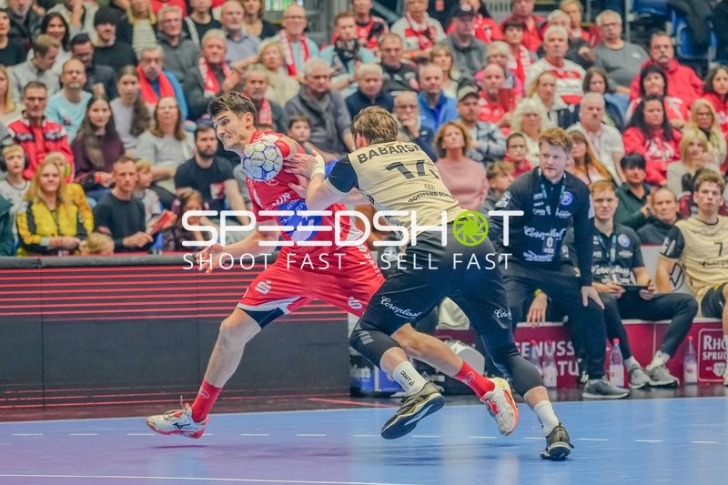 Dainis Krištopāns (10; MT Melsungen) und 17; Bergischer HC im Zweikampf