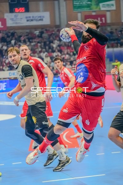 Dainis Krištopāns (10; MT Melsungen) mit Ball in Aktion