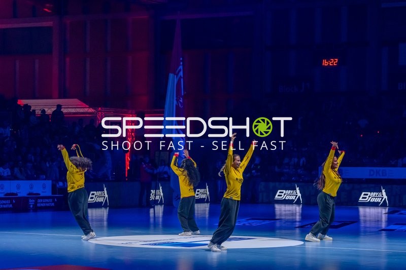 Tanzgruppe auf dem Feld