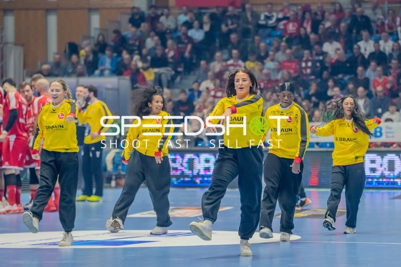 Tanzgruppe auf dem Spielfeld