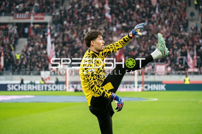 Torwart Gregor Kobel (1; Borussia Dortmund) in Aktion