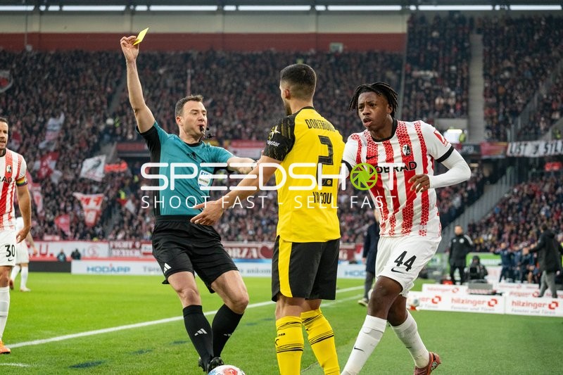 Gelbe Karte für Johan Manzambi (44; SC Freiburg)