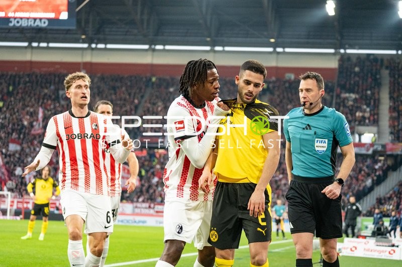 Diskussion neben Schiedsrichter