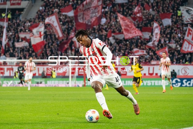 Spieler mit Ball in Aktion