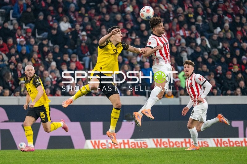 Luftduell um den Ball