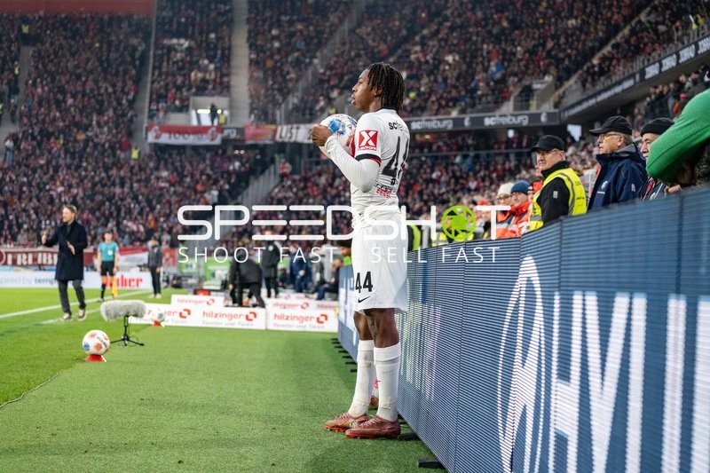 Einwurf von Johan Manzambi (44; SC Freiburg)