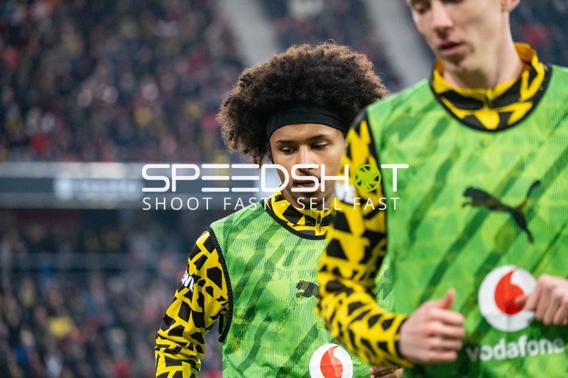 Spieler Karim Adeyemi (27; Borussia Dortmund) beim Aufwärmen