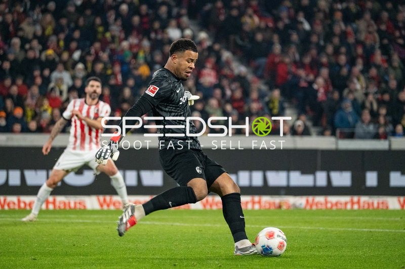 Torwart Noah Atubolu (1; SC Freiburg) am Ball