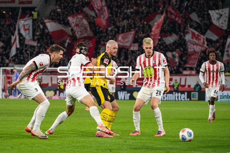 Zweikampf um den Ball