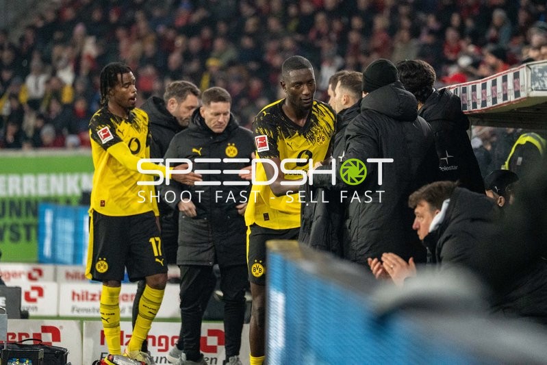 Spieler und Co-Trainer an Seitenlinie