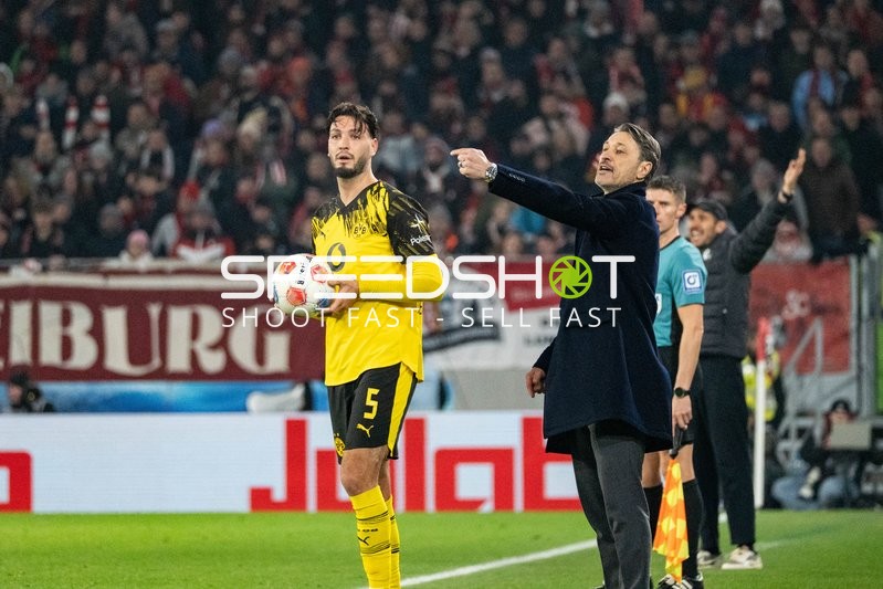 Spieler mit Ball und Trainer