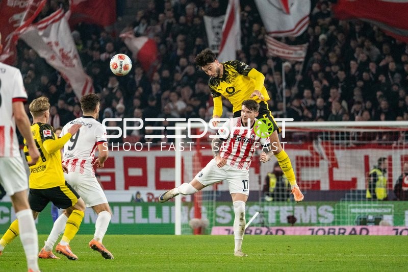 Kopfball-Duell im Strafraum