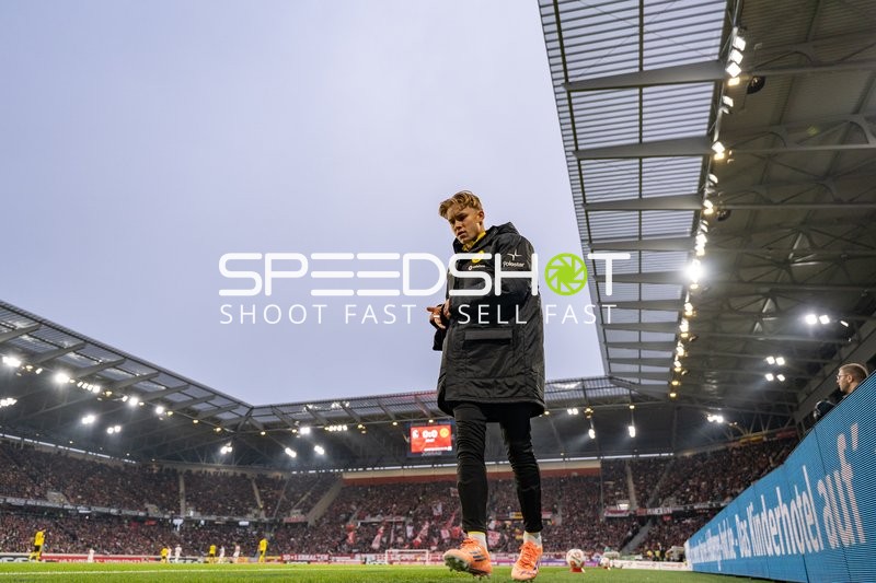 Daniel Svensson (24; Borussia Dortmund) am Spielfeldrand