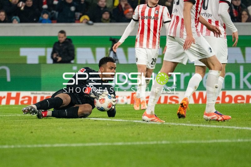 Torwart sichert Ball