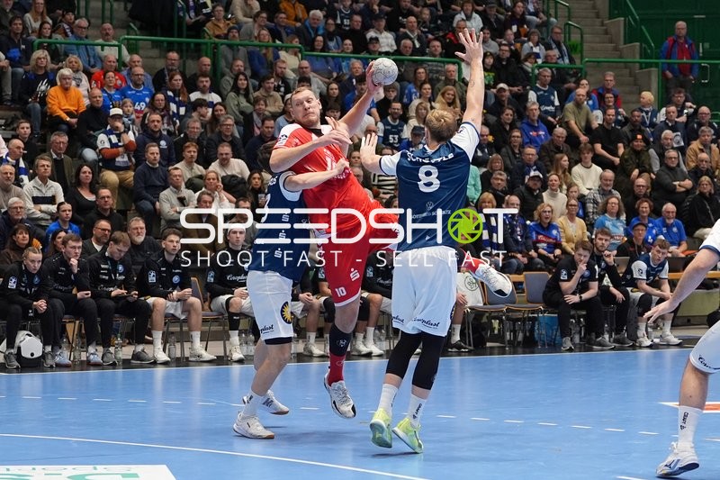 Dainis Krištopāns (10; MT Melsungen) im Zweikampf mit Soeren Servos (6; Bergischer HC)