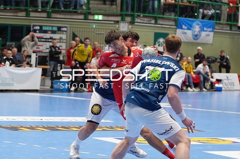 Johannes Wasielewski (77; Bergischer HC) und 49; MT Melsungen im Zweikampf