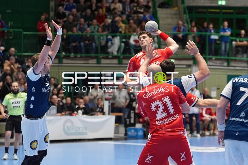 Nikolaj Enderleit (4; MT Melsungen) mit Ball in Aktion