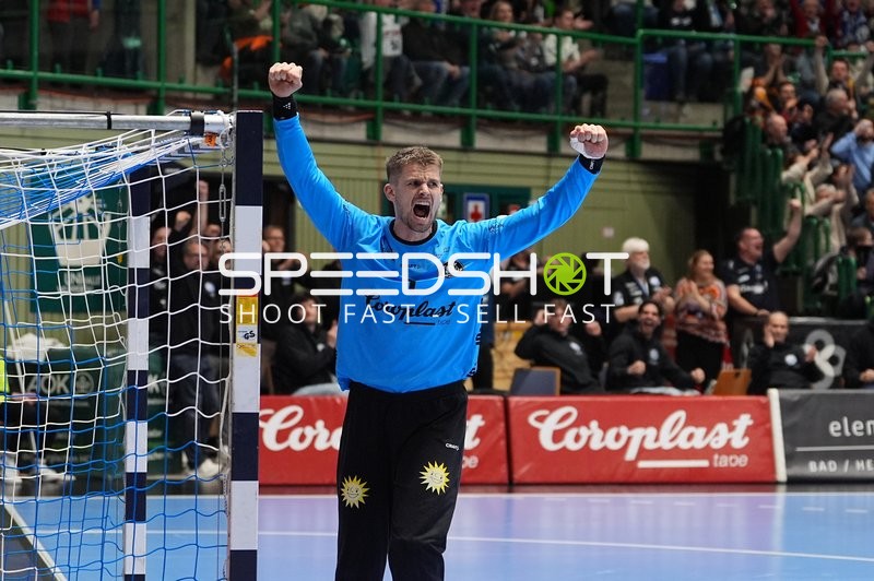 Christopher Rudeck (1; Bergischer HC) jubelt im Tor