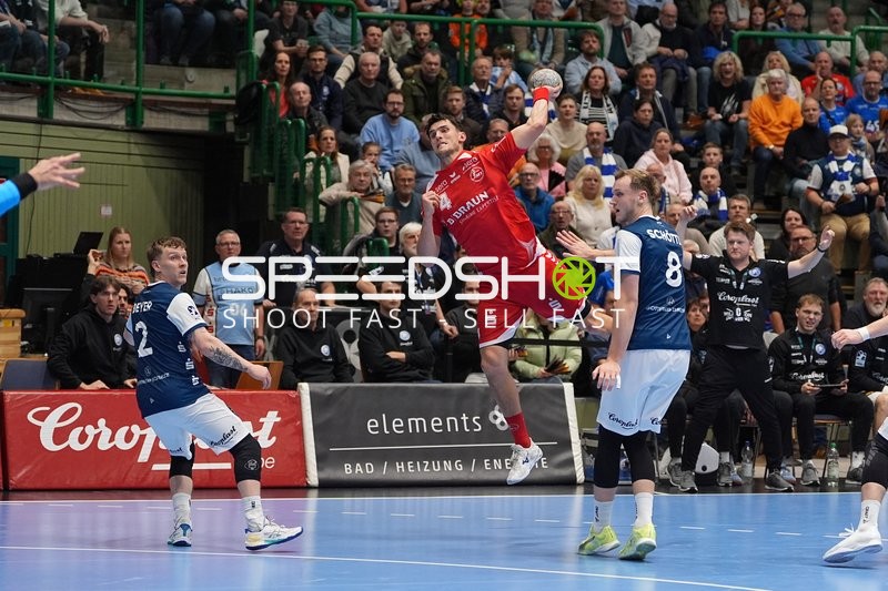 Szene mit Nikolaj Enderleit (4; MT Melsungen) und Nico Schöttle (8; Bergischer HC)