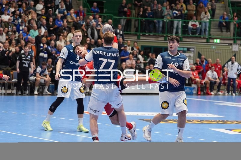 Nico Schöttle (8; Bergischer HC) und Aron Seesing (49; Bergischer HC) in Aktion