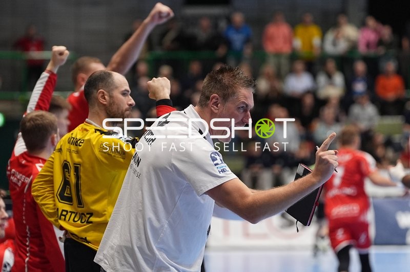 Trainer gibt Anweisungen