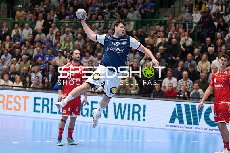 Szene mit Aron Seesing (49; Bergischer HC) und Gegnern