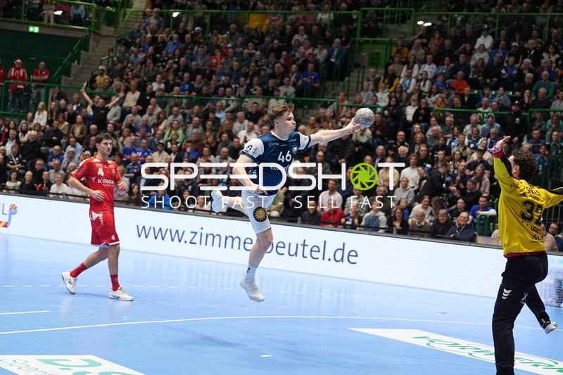 Julian Fuchs (46; Bergischer HC) mit Wurf gegen Nikolaj Enderleit (4; MT Melsungen)