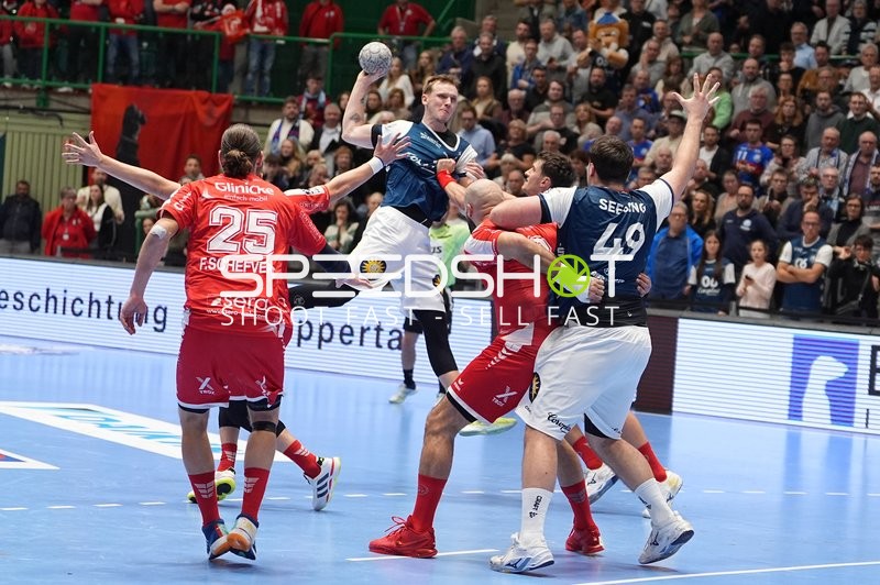 Nico Schöttle (8; Bergischer HC) in Aktion