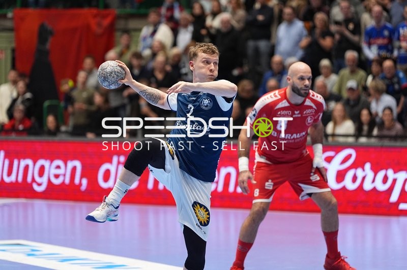 Noah Beyer (2; Bergischer HC) und Adrián Sipos (8; MT Melsungen) in Aktion