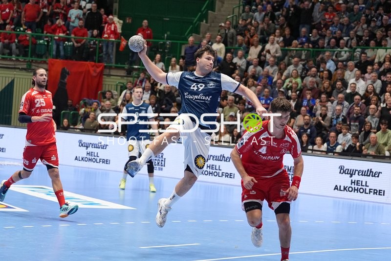 Aron Seesing (49; Bergischer HC) mit Wurf