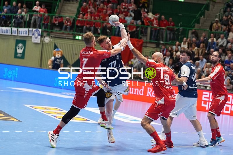 Johannes Wasielewski (77; Bergischer HC) und Olle Forsell_Schefvert (25; MT Melsungen) in Zweikampf