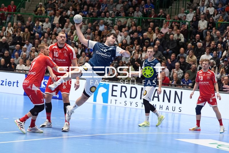 Szene mit Dainis Krištopāns (10; MT Melsungen) und Aron Seesing (49; Bergischer HC)