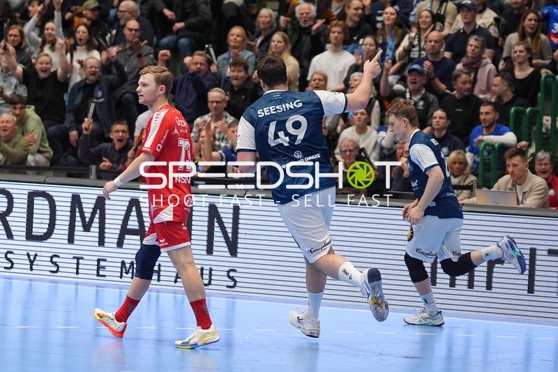 Timo Kastening (73; MT Melsungen) und Aron Seesing (49; Bergischer HC) in Aktion