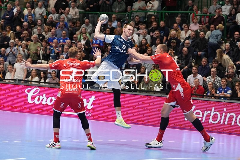 Nico Schöttle (8; Bergischer HC) im Sprungwurf gegen David Mandić (7; MT Melsungen) und Erik Balenciaga (6; MT Melsungen)