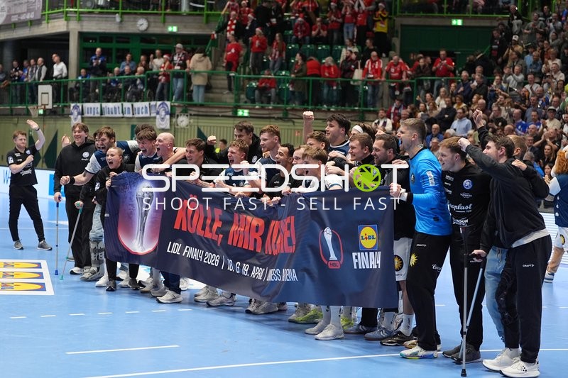 Jubel mit Aron Seesing (49; Bergischer HC) und Teamkollegen