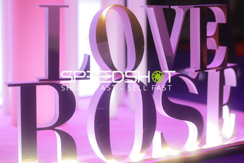 LOVE ROSE Schriftzug im Winter Varieté