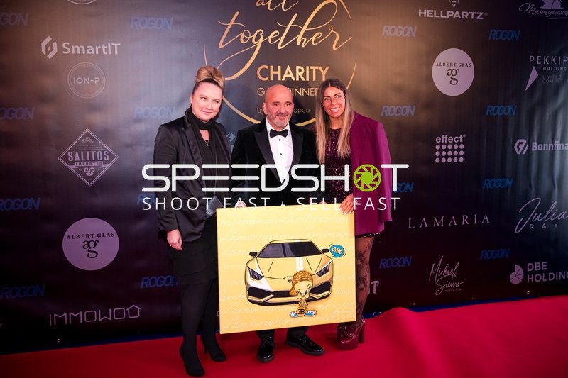 Drei Personen präsentieren Kunstwerk