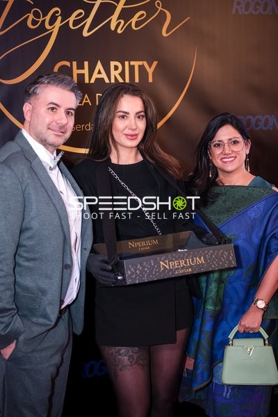 Gäste posieren bei Charity Gala