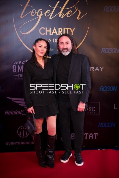 Gäste posieren beim Charity Gala Dinner