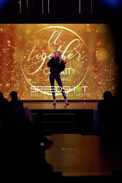 Franziska Czurratis (Jenice, Singer, Songwriter, Model) auf der Bühne