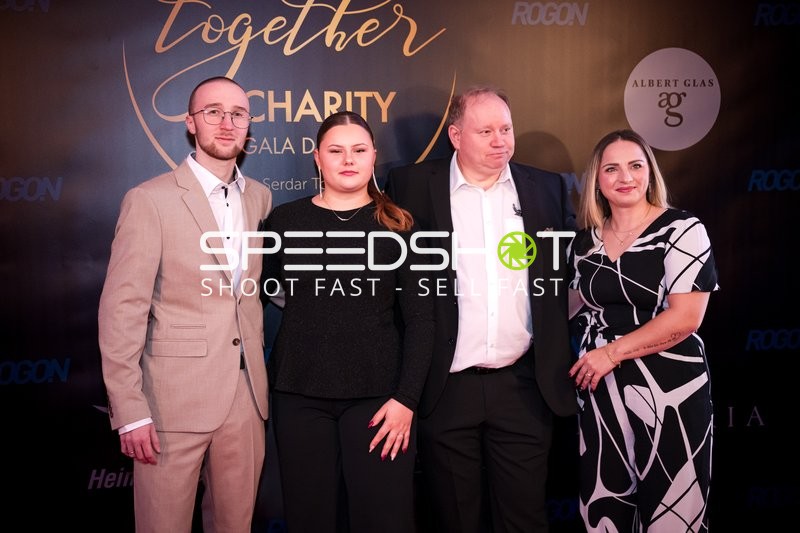 Gruppenfoto beim Charity Gala Dinner