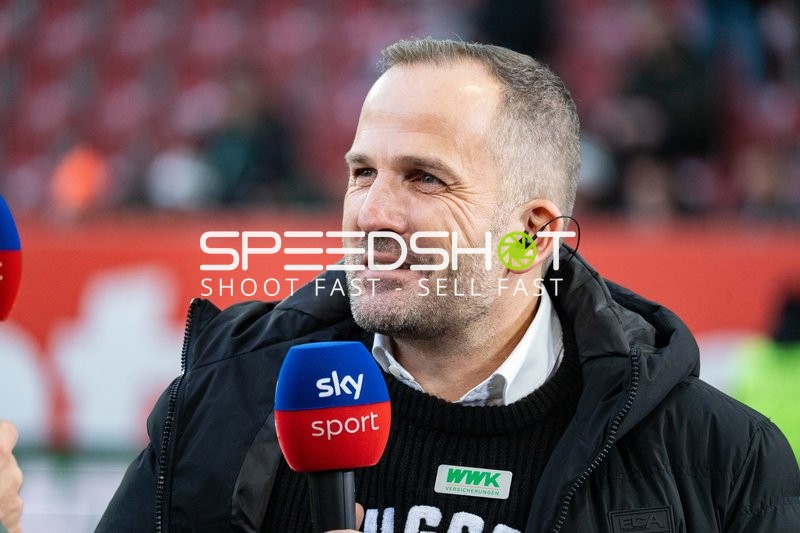 Trainer Manuel Baum vom FC Augsburg im Interview vor dem Spiel