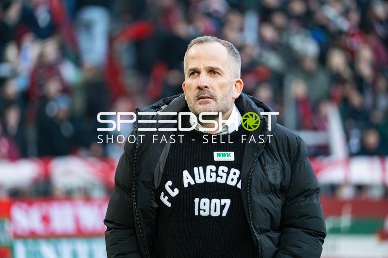 Trainer Manuel Baum vom FC Augsburg vor dem Spiel