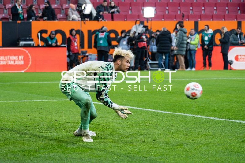 Torwart Mio Backhaus (30; SV Werder Bremen) in Aktion