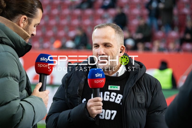 Trainer Manuel Baum vom FC Augsburg im Interview vor dem Spiel