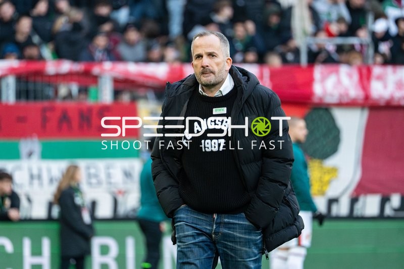 Trainer Manuel Baum von FC Augsburg auf dem Spielfeld